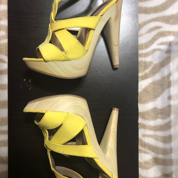 Cute yellow heeled platform sandals - Picture 3 of 6